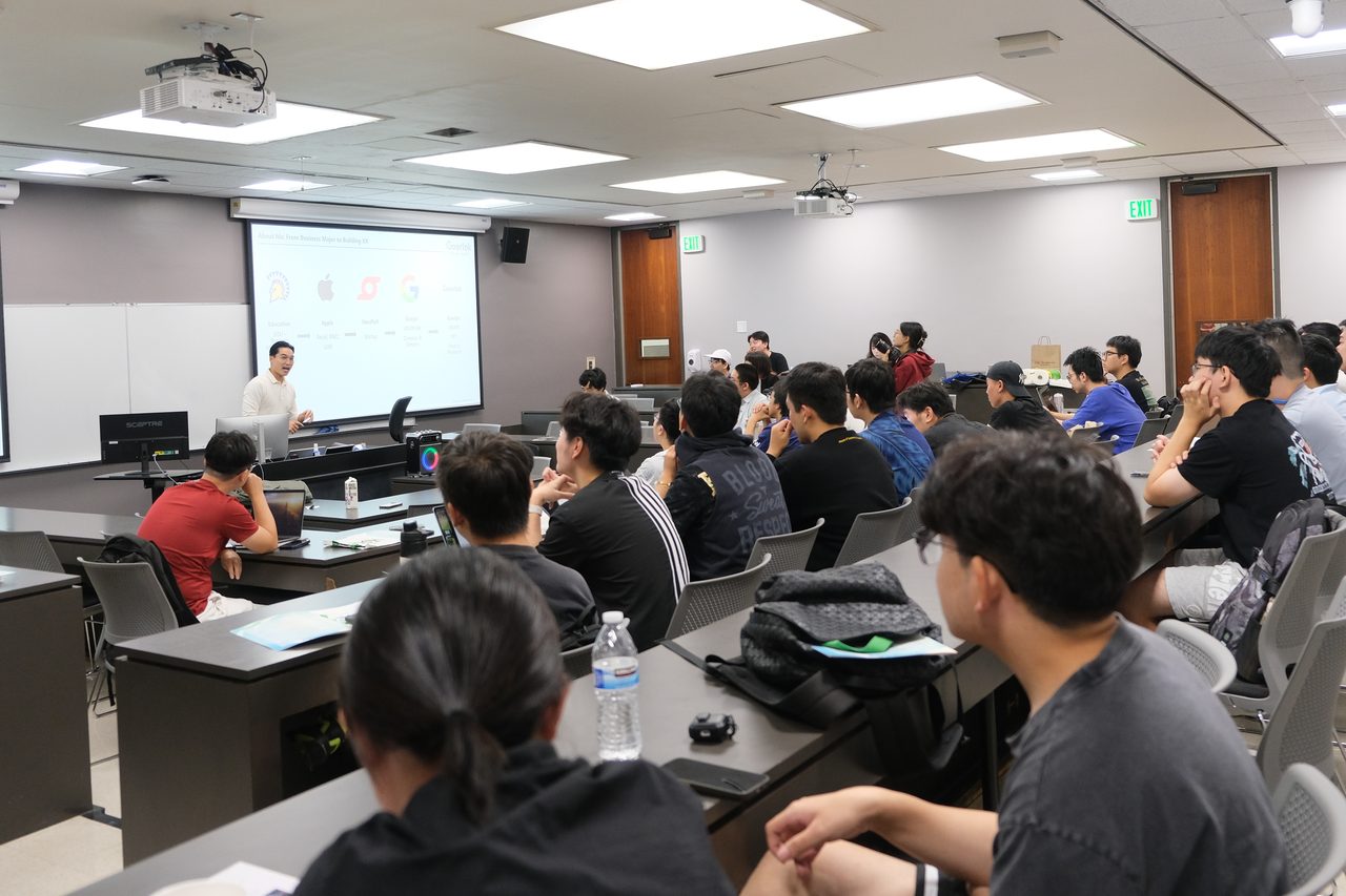 南加州大学阶梯机房内学生坐满每一排座位，歌尔股份专场宣讲进行中