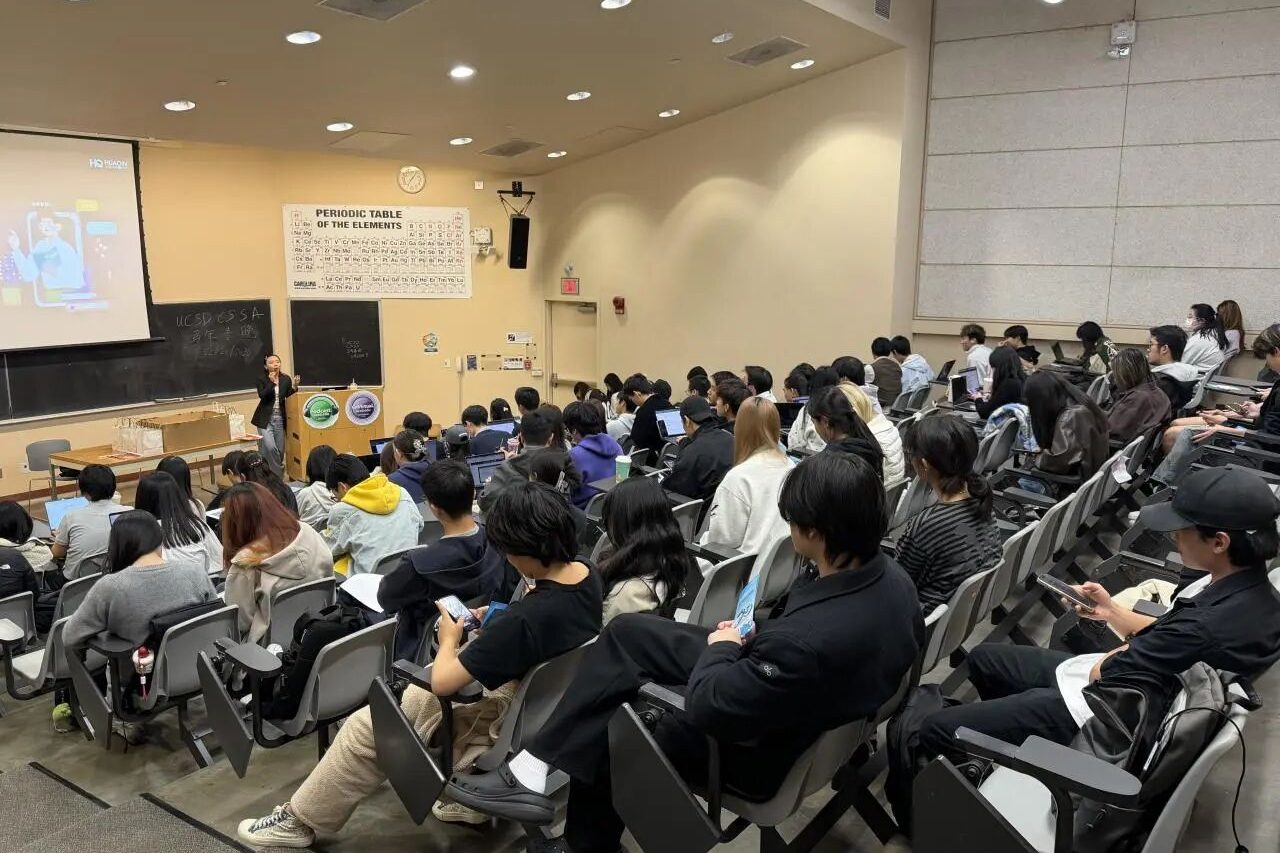加州大学圣地亚哥分校阶梯教室内满座，华勤技术讲者在讲台前面向学生宣讲