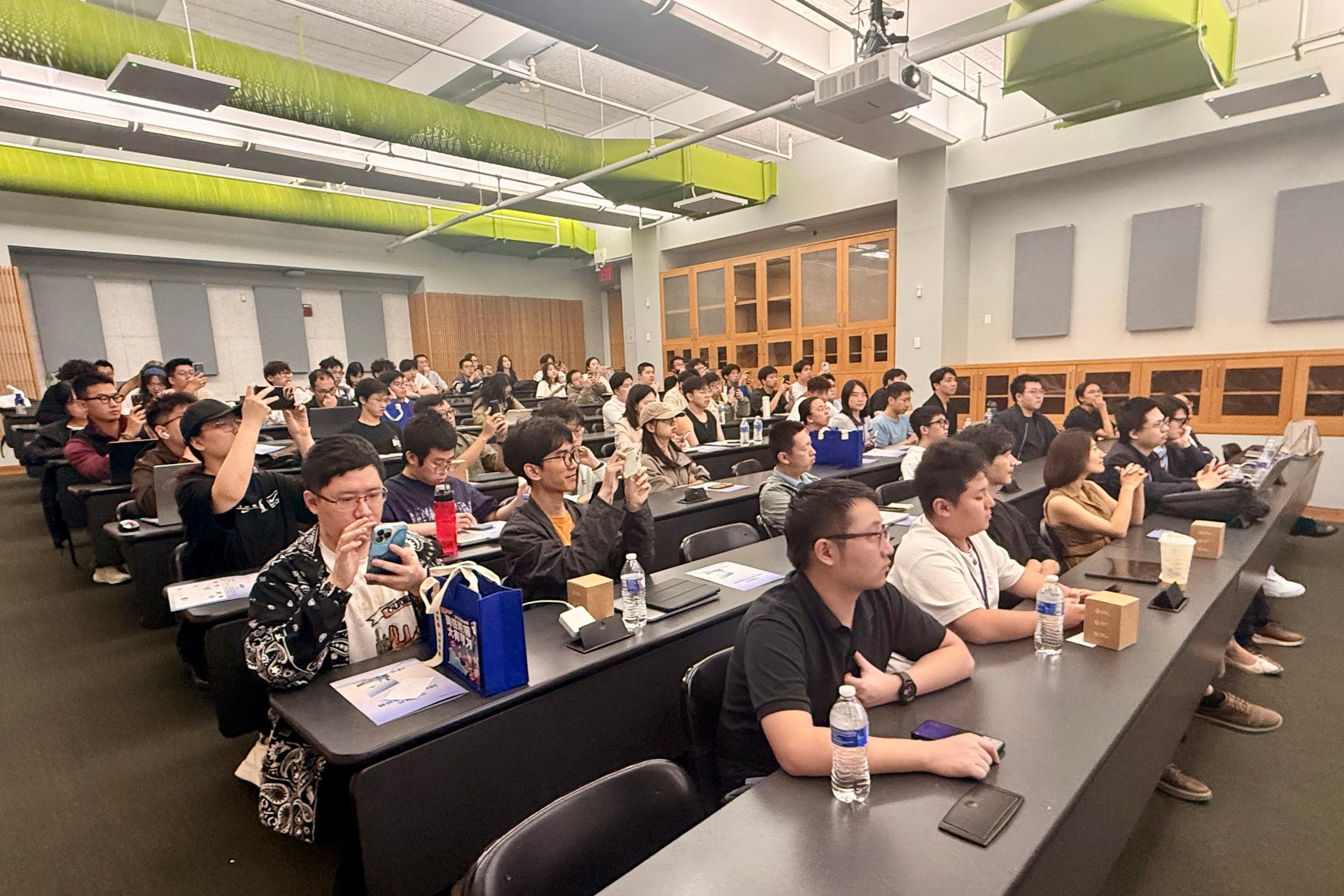 纽约大学阶梯教室内座无虚席,海外学生成排就座,专注听企业校园宣讲