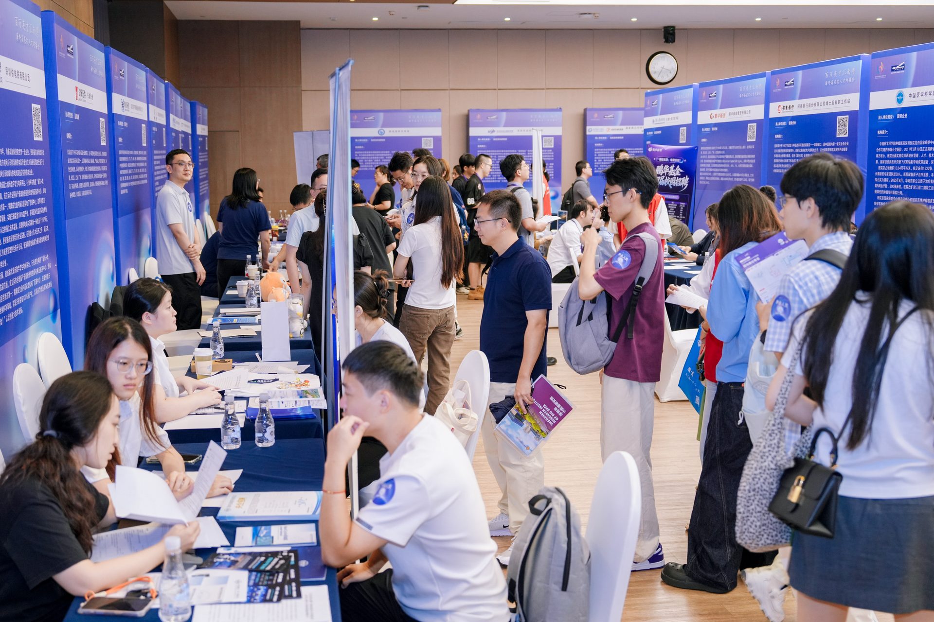对接会展位区人流密集,用人单位隔桌与海外人才逐一洽谈、登记